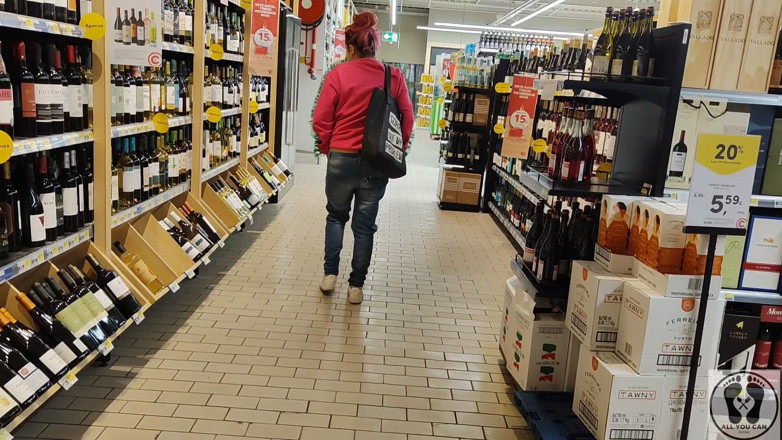 All You Can Fetish: Rebeca addams si cewek sange dengan celana jins di supermarket