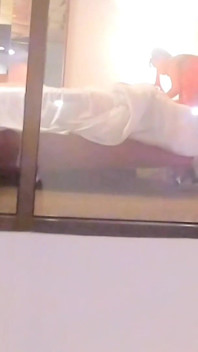 Betrapt Op Het Kijken Naar Haar in Het Raam Van Een Hotel En Ze Geeft Hem Een Show