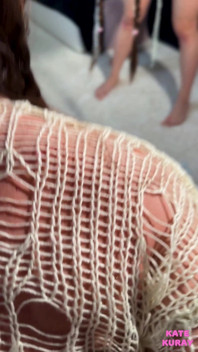 Menina com tranças brinca com vibrador e pau