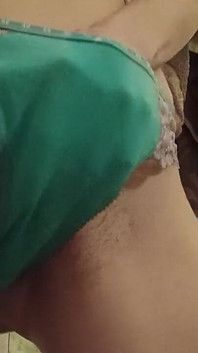 Prima delle lezioni in bagno mi masturbo la figa pelosa