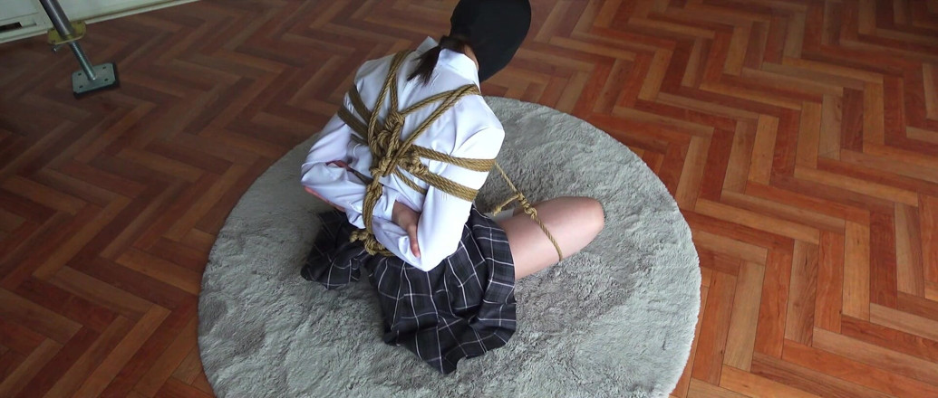 ushirosugatanomiki: La femme attachée ne pouvait pas se retenir et a...