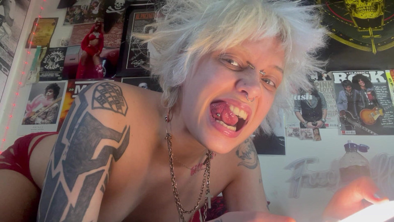 Glitterqueen1999: Tour della bocca della ragazza gotica senza trucco
