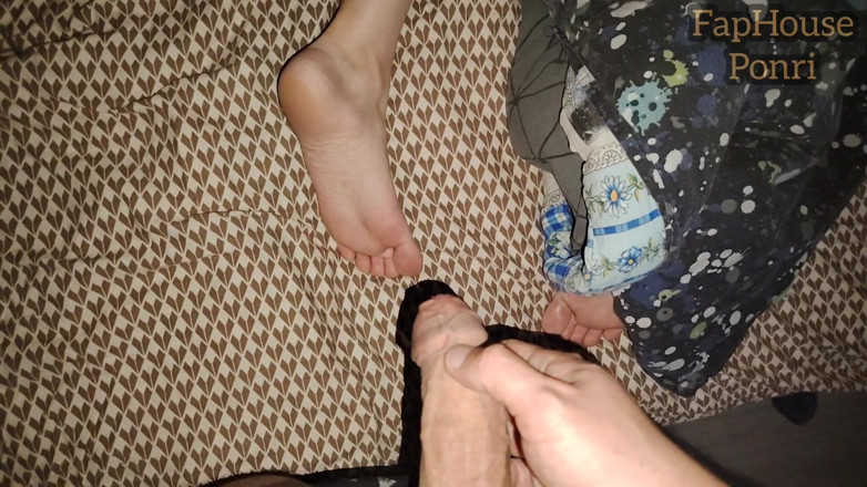 Milasha Ponri: 의붓여동생이 발을 만지게 해줬어요.