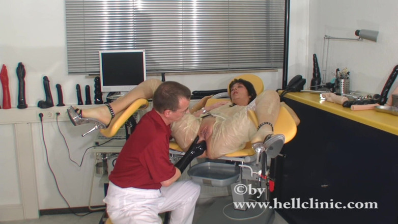 Rubber & Clinic Studio - 1ATOYS: Kinky anaal vuistneuken op de gynchair in latex