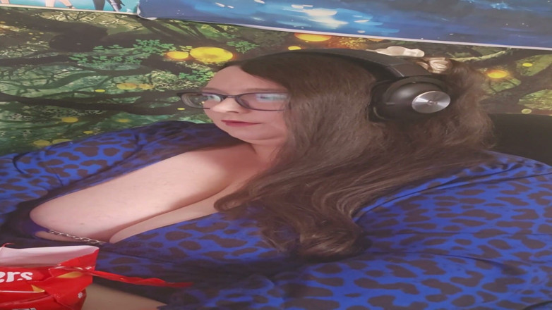 SSBBWLadyBrads: SSBBW Goddess Snacking Whilst Working