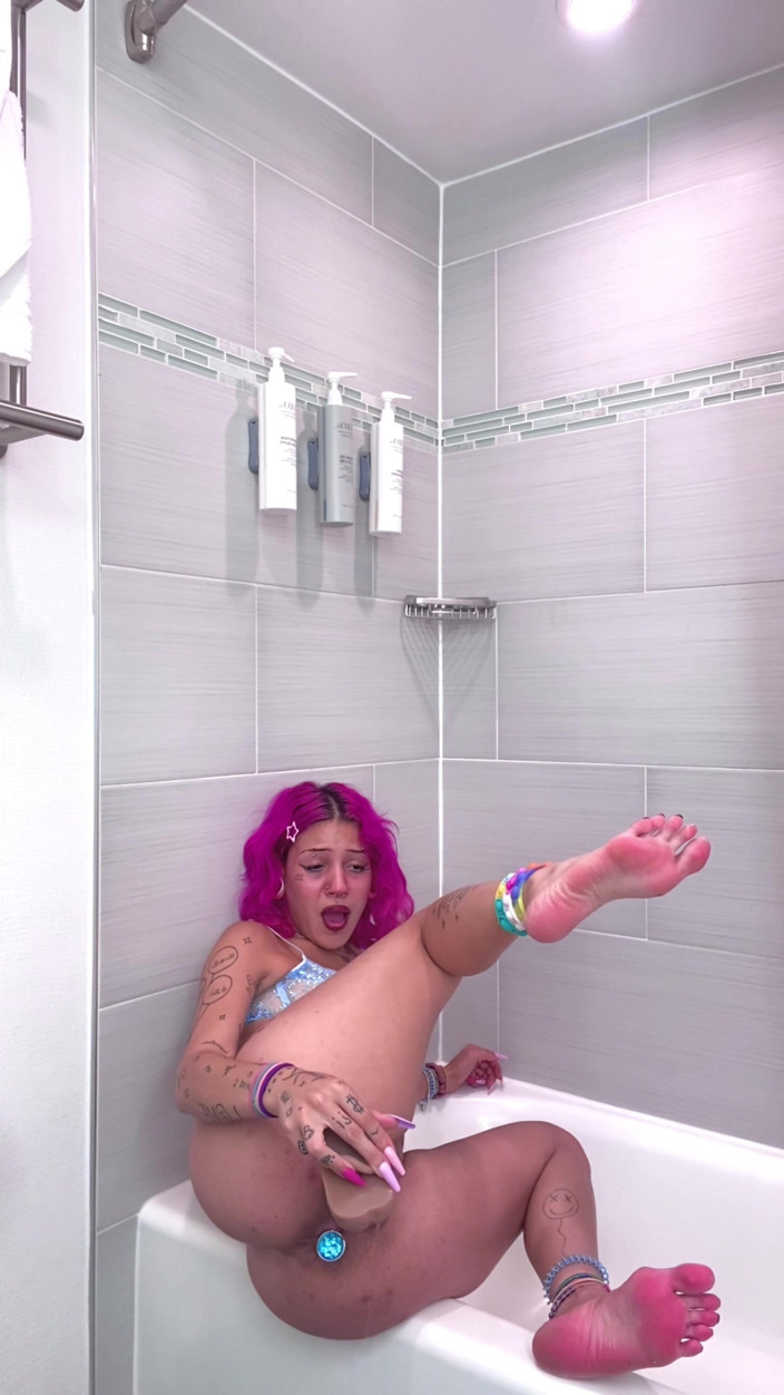 Nali Marie: nastolatka jebanie tryska w wannie Bwc Dildo Buttplug różowe włosy...