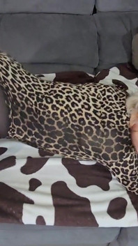 REIFE MILF spielt bis zum orgasmus mit diesen fingern und vibriert