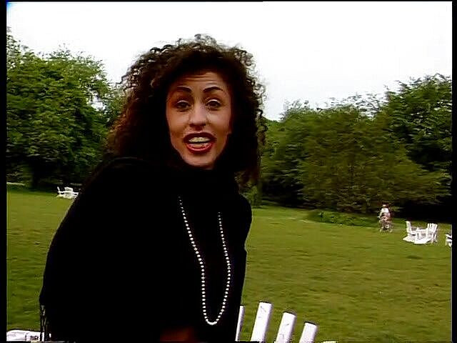 Lucky Cooch: Стильная крошка-брюнетка дает интервью на улице