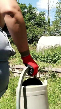Bbw Wife Barefoot Garden - kaki berlumpur, angkat & gendong, footjob