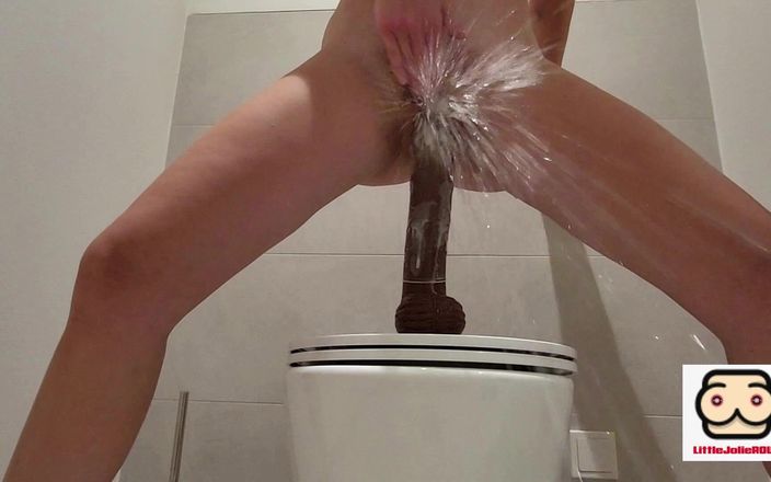 Little Jolie Roux: Взрыв сквирта после скачки на большом черном члене в туалете