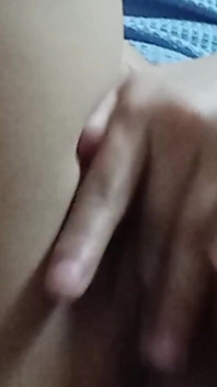 Mi massaggia e sditalina la mia figa