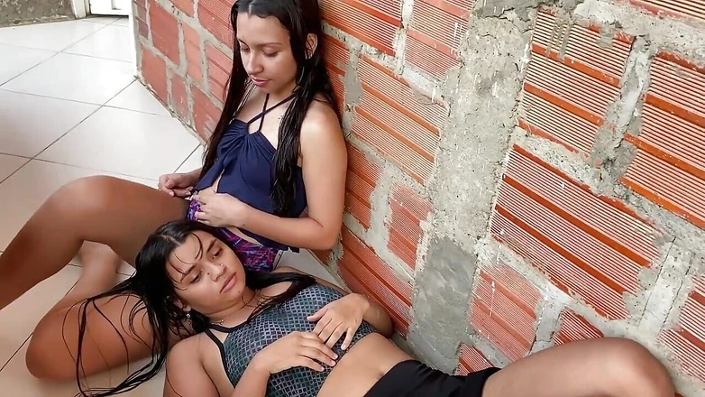 DAYANNA: Šukám kundičku své malé nevlastní sestry, když naši rodiče jedou...