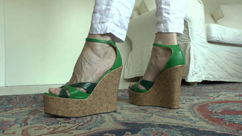 Lady Victoria Valente: Sfilata di moda con sandali a zeppa per te! Sborra...