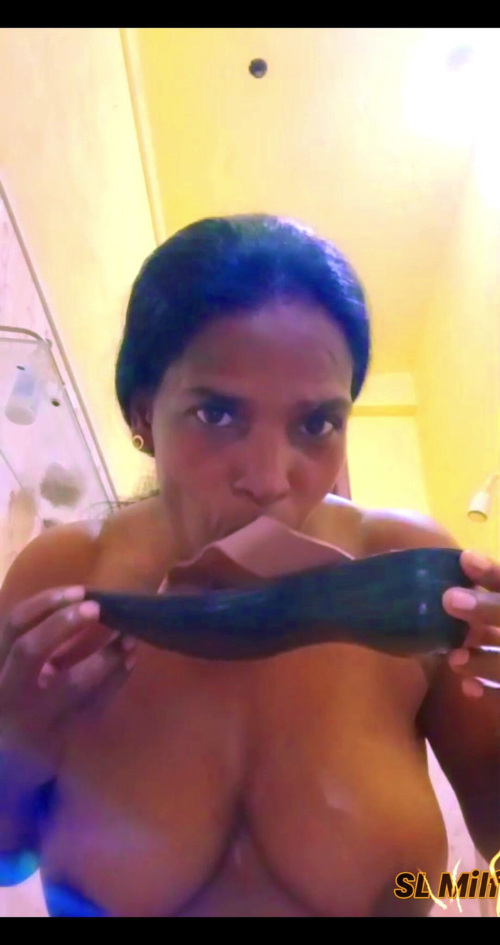 JANAKI: Hej Jag är i badrummet
