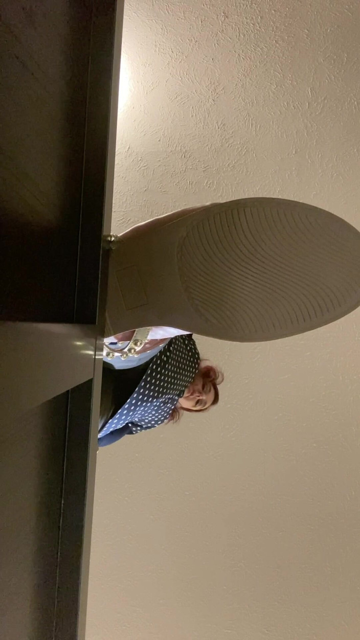 BellaBlast: Ledge'den sarkıyor - bu iri güzel kadın düşmen için parmaklarını ezecek...