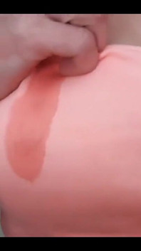 Cuspindo nos meus peitões e mamilos perfurados