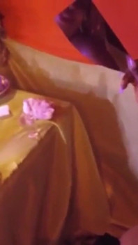 性感的黑人荡妇女神在她的寺庙上自慰并潮吹到处都是她快乐