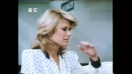 Sexy milf secretaresse met mooie tieten en harig poesje geneukt en ondergespoten op kont door vintage pik