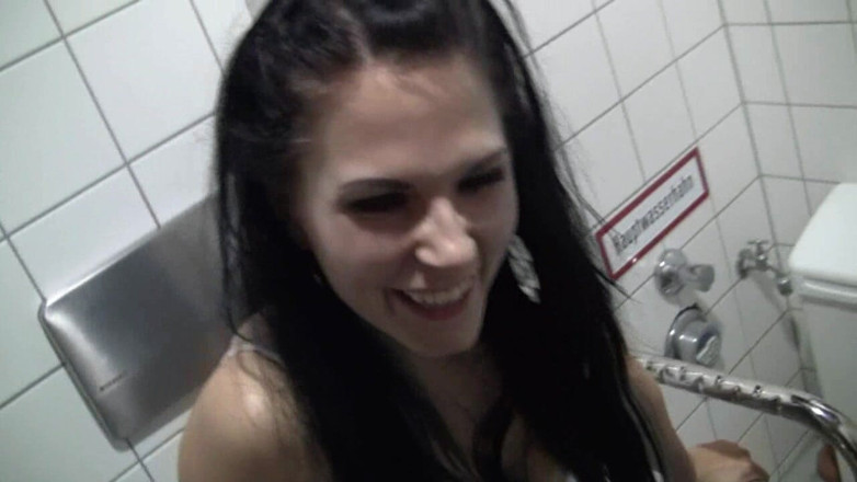 Party Jule: Pissig in de coffeeshop