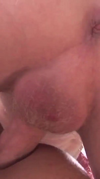Video exclusivo a pelo: trío caliente junto a la piscina entre hombres musculosos sexys