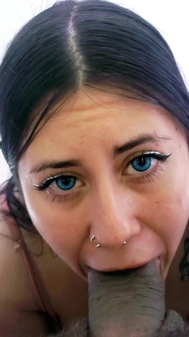 DherlyDoll: Zrobiła się zbyt napalona i dała mi loda, aż dostała...