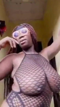 Una bella ragazza mostra le sue grandi tette