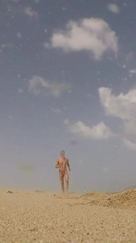 Lelaki bogel yang belum disunat berlari dengan boner di pantai negeri