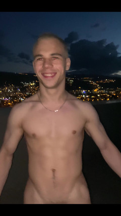 Max_Russell: Masturbandosi sul tetto la mia casa con una buona vista...