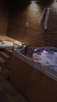 Žhavý sex zdarma s baculatou milfkou Dadou Deville