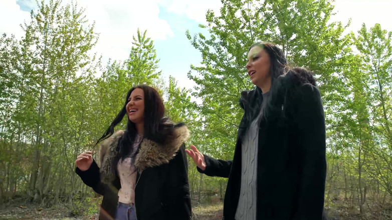Scout69: Två tyska bästa flickvänner Julia Parker och Maria Gail pratar...