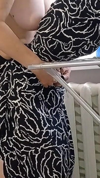 Eu peguei um dos meus vizinhos pendurando sua roupa enquanto outro vizinho estava transando com uma cinta-caralho