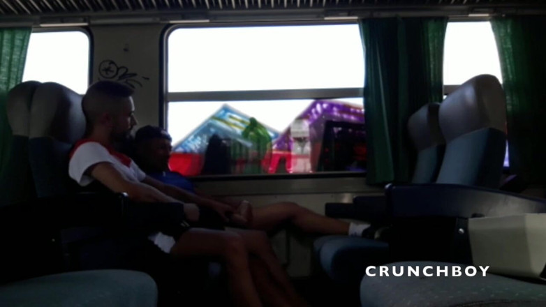 Kinky Bareback Boys: Usado cru no trem por jovem hetero