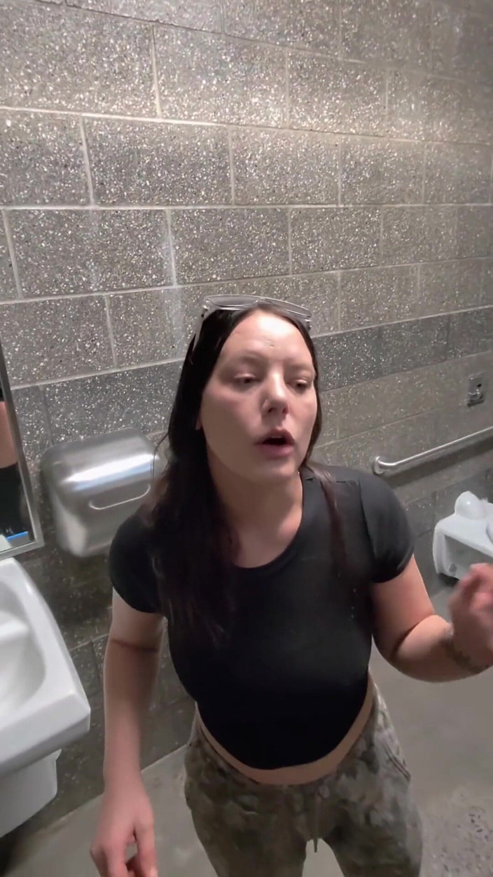 Mya Lane: Ehefrau schleicht sich in die toilette der tankstelle, um gefickt...