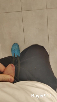Un garçon blanc et mince se branle par portes ouvertes dans les toilettes de la salle de sport