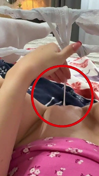 Figa Bagnata Si Masturba Da Sola