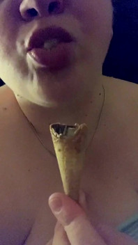 Bbwbootyful fanoušek požaduje lízání zmrzliny