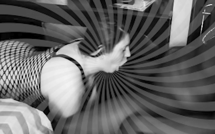 TrotzillaTheGod: ぽっちゃりしたひよこが四つん這いになってこの黒いペニスを食べます
