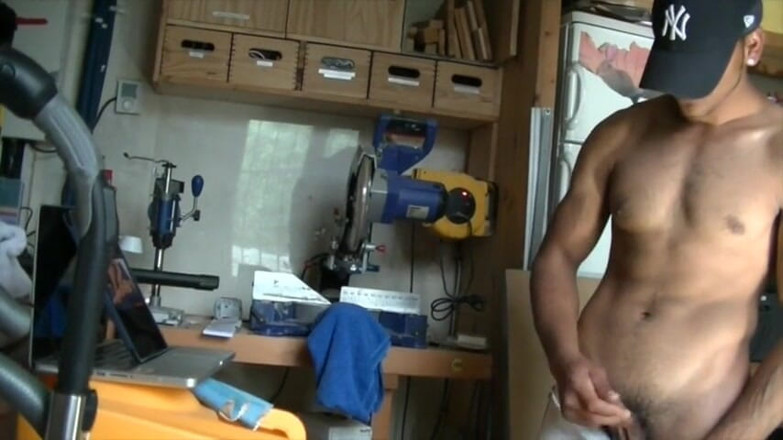 Gaybareback: Bulgar droit pour un cadeau sucé par un gay