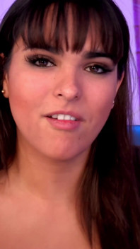 Matură sexy latino cu țâțe mari Valery Summer în sex în trei fierbinte și dur cu doi armăsari mari cu pulă albă