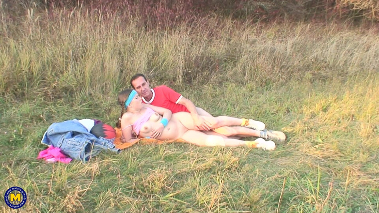 Mature NL: Chica De 19 años Johane Johansson Es Follada Al Aire Libre...