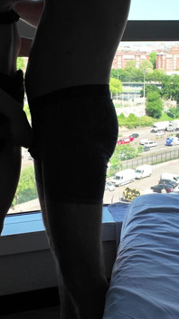 Szczupły model jedzie i jęki
