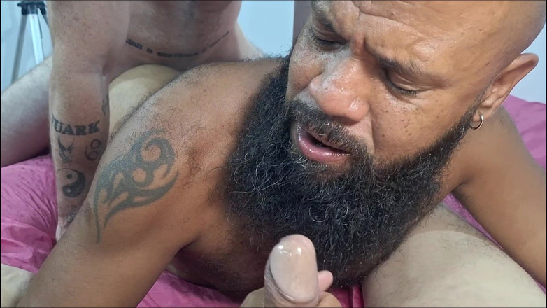 carmonaoficial: Carmona a její otec se střídají s mužským zadkem