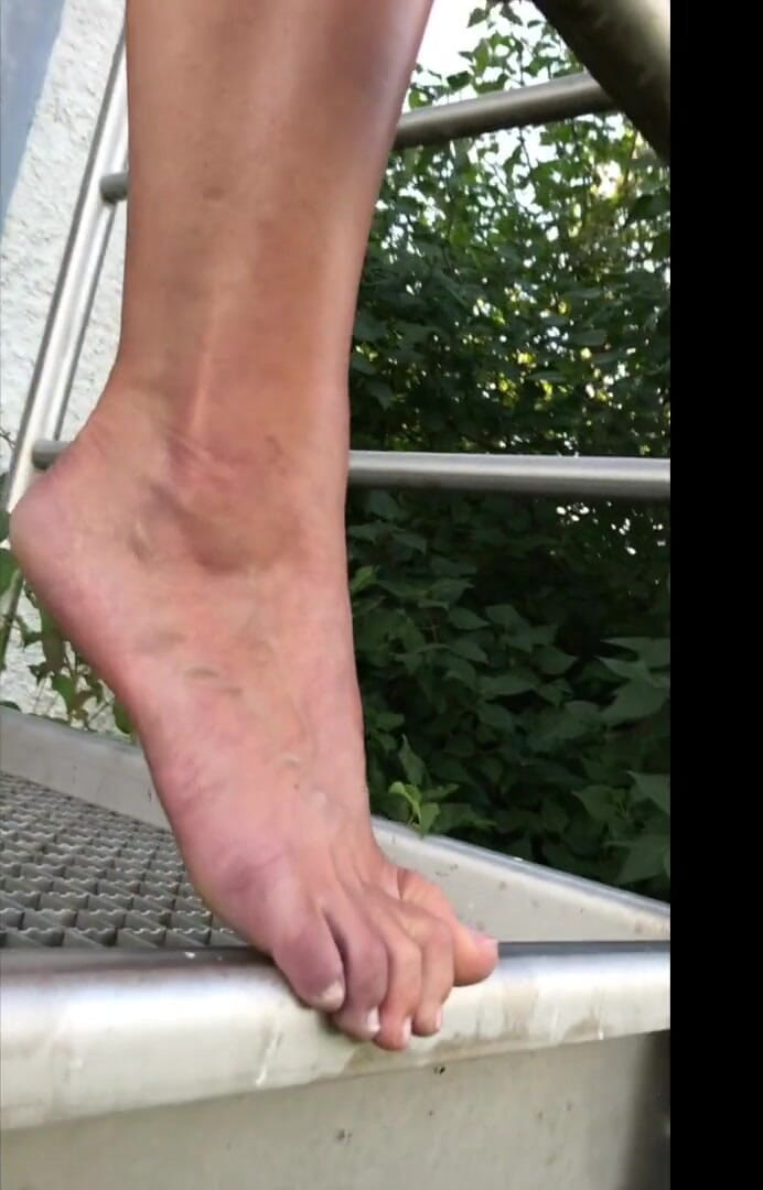Amalie von Stein: Naked feet on grid!