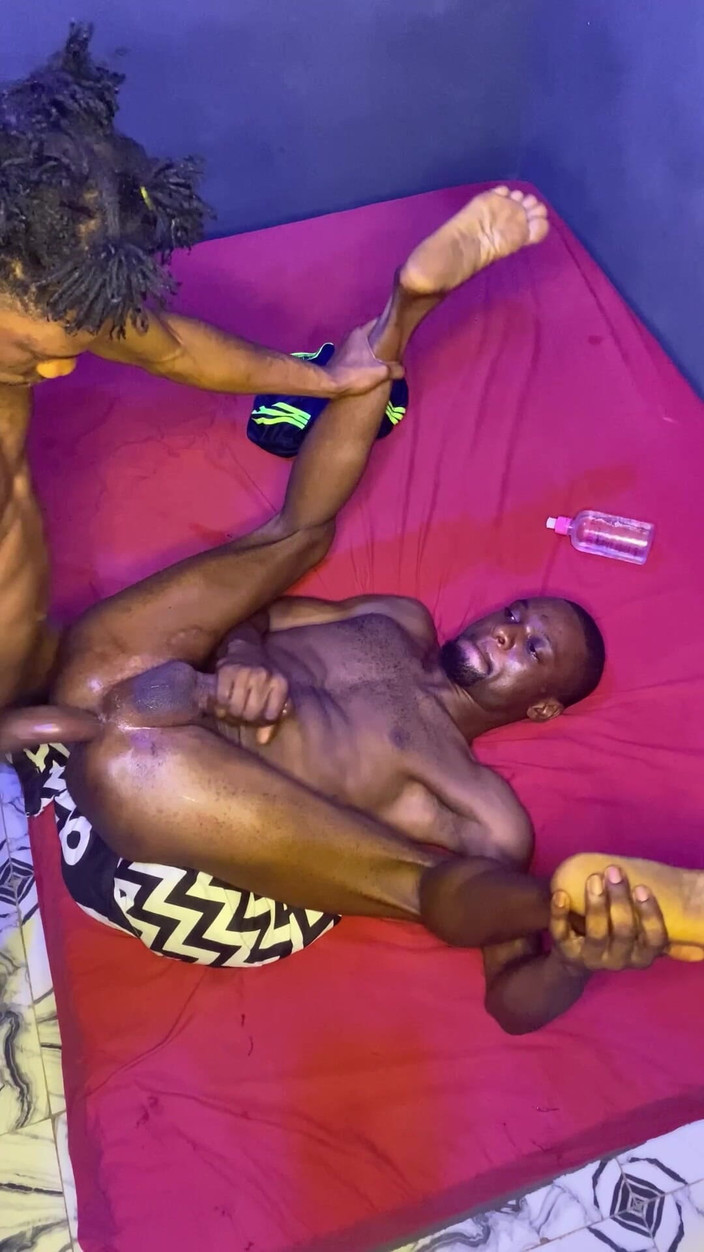 assdriller50: L'aiuto Dei Vicini a Casa Mi Ha Bagnato Il Culo