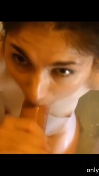 Surpriză cu spermă și pișare în baie
