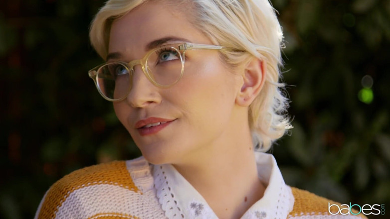 Babes: Babes - When Nerds a'ttac
