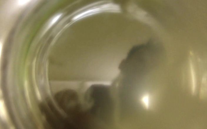Idmir Sugary: Twink kommer i en kopp vatten (inuti glasvy) flytande spermier