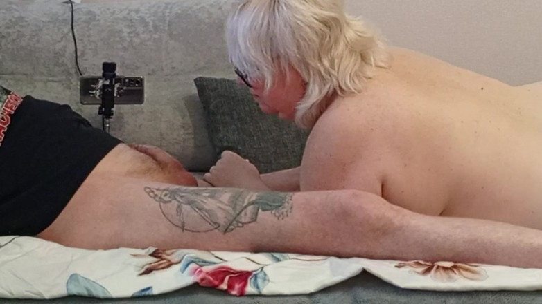 Zona901: Stiefmoeder zuigt aan mijn lul totdat ik klaarkom