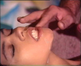 German amateur - 100% German hardcore videos: Piękna brunetka z zerżniętymi pończochami zostaje uderzona