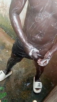 Die geilen masturbationsfähigkeiten dieses schwarzen typen brachte ihn dazu, überall auf dem boden zu kommen